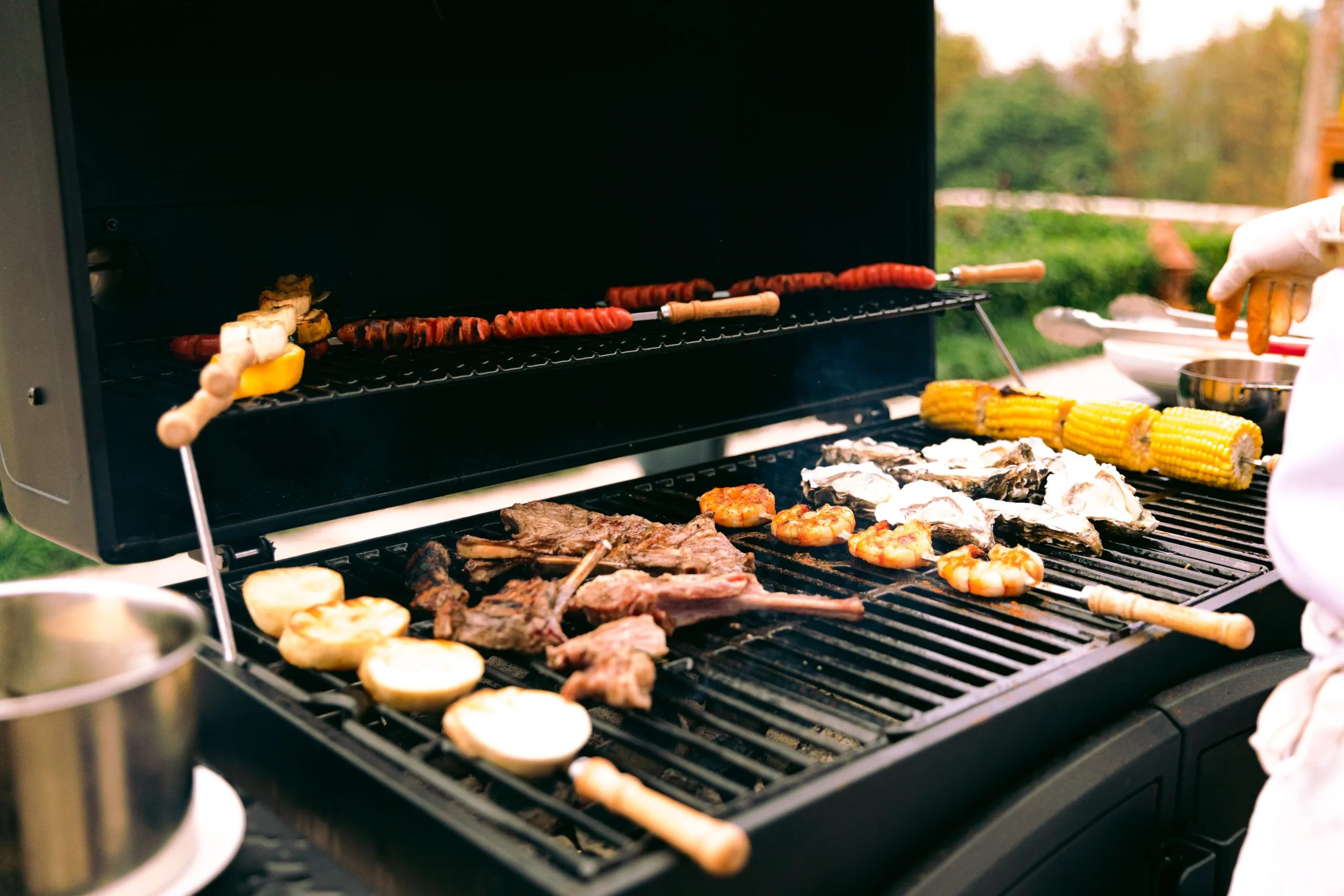 Een barbecue met verschillende gerechten erop