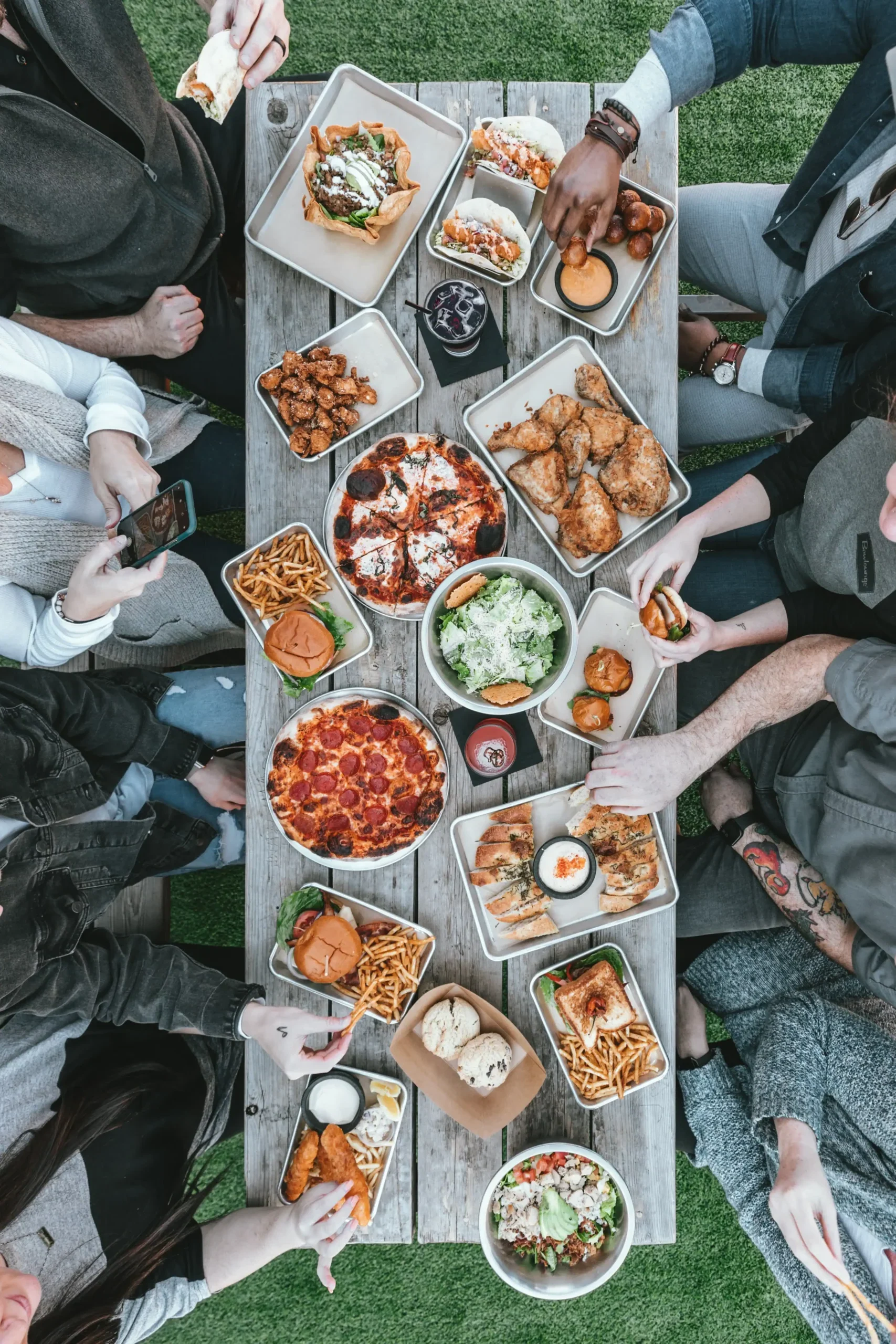 Bovenaanzicht van een feestelijk gedekte tafel vol met verschillende soorten gerechten